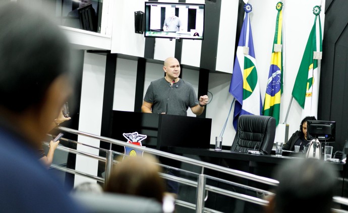 Prefeito debate acolhimento de crianças vítimas de violência na Câmara