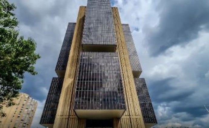 Juros do cartão de crédito sobem a 449,9% ao ano