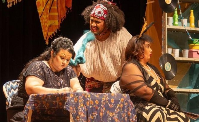 Mostra de Cenas da MT Escola de Teatro traz reflexão sobre movimento cultural da década de 1960