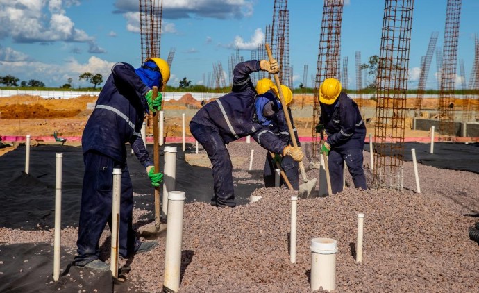 Mato Grosso cria mais de 32 mil vagas e tem serviços como motor do crescimento