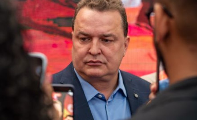 Max diz que cenário é indefinido e pode surgir novo nome