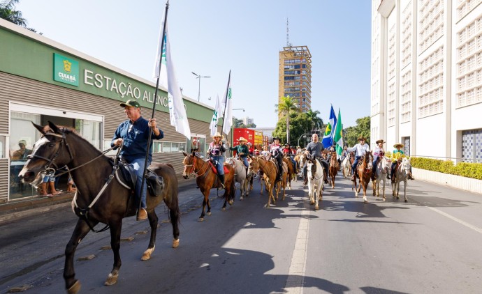 Cavalgada da Expoagro tem participação histórica do prefeito da capital