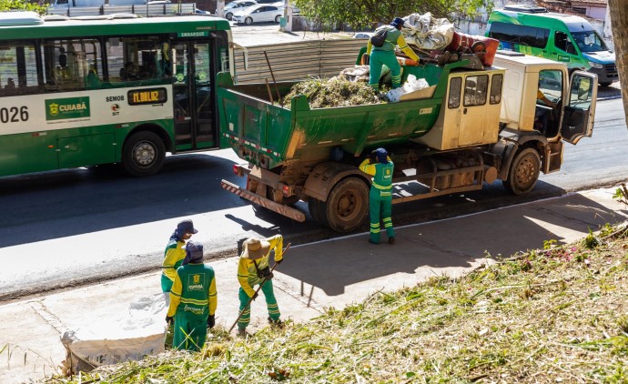 Prefeitura de Cuiabá faz grande operação de limpeza e iluminação no Morro da Luz