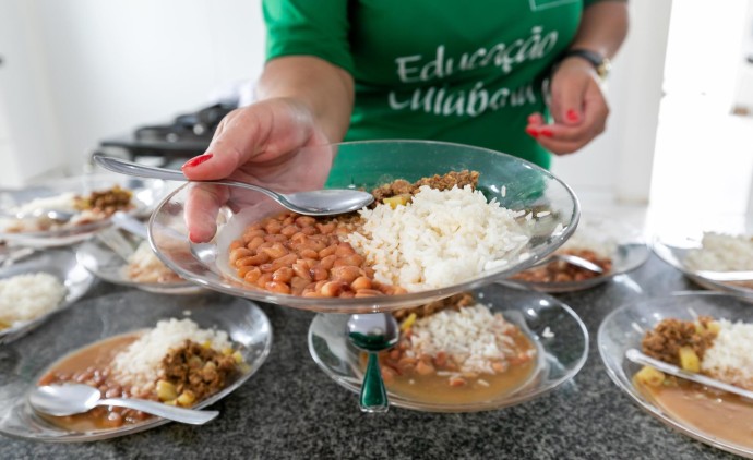 Prefeito de Cuiabá sanciona lei que autoriza merenda para professores e profissionais da educação