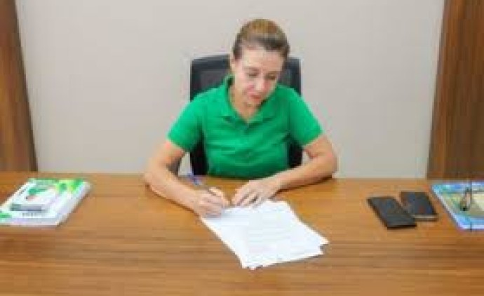 Várzea Grande entrega 444 títulos de propriedade aos moradores do 8 de Março