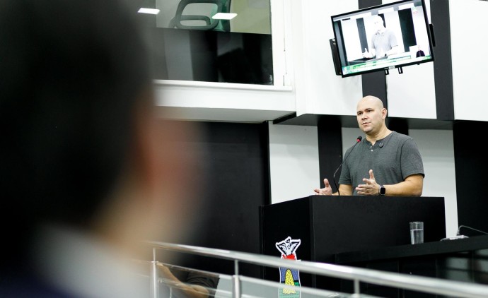 Prefeito apresenta balanço dos seis meses de gestão na Câmara