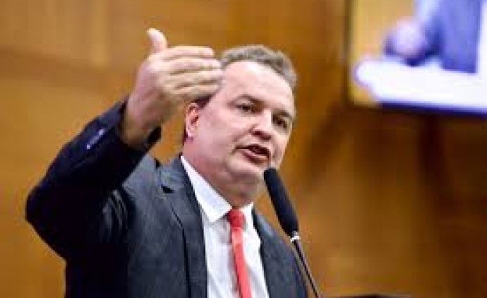 Russi classifica taxa de 50% ao Brasil decretada por Trump como “decisão louca”