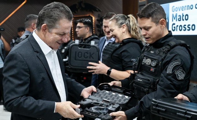 Governo do Estado entrega 1.950 pistolas Glocks a policiais penais de Mato Grosso
