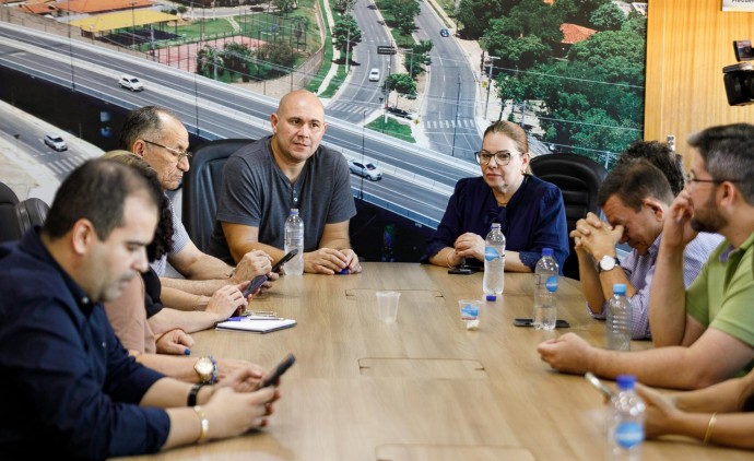 Prefeito remaneja orçamento e garante 13 de férias para professores