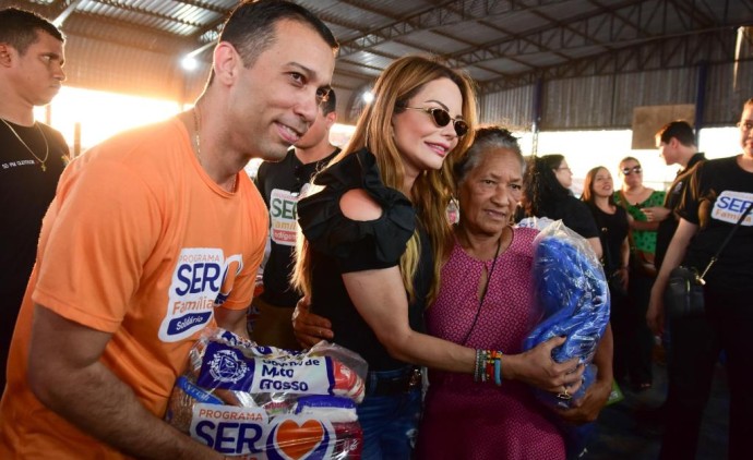 Primeira-dama de MT entrega cestas de alimentos, cobertores e brinquedos durante Mutirão da Cidadania em Cuiabá