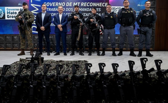 Governo de MT entrega R$ 6 milhões em fuzis, metralhadoras e equipamentos para a Polícia Militar