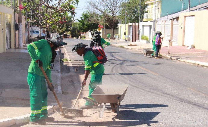 Secretaria executa serviços urbanos em diversos bairros nesta sexta-feira