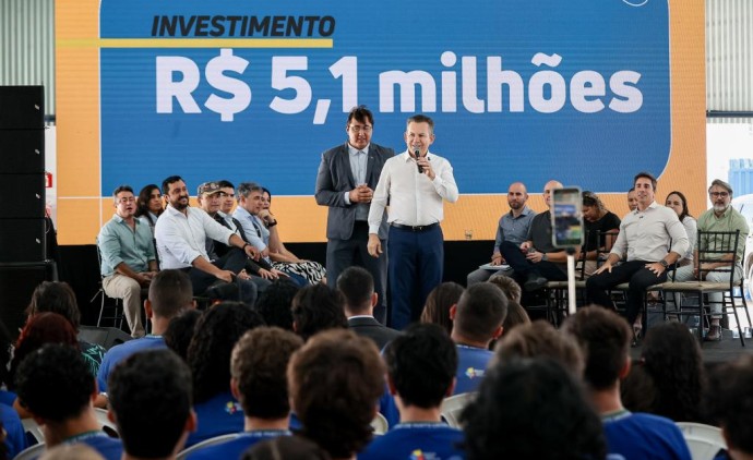 Governador anuncia licitação e 100% das escolas estaduais terão quadras