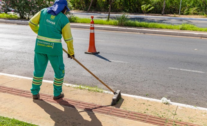 Prefeitura promove operação de limpeza na Av. Fernando Corrêa da Costa