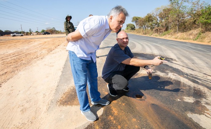 Prefeito fiscaliza pavimentação e ouve demandas da comunidade