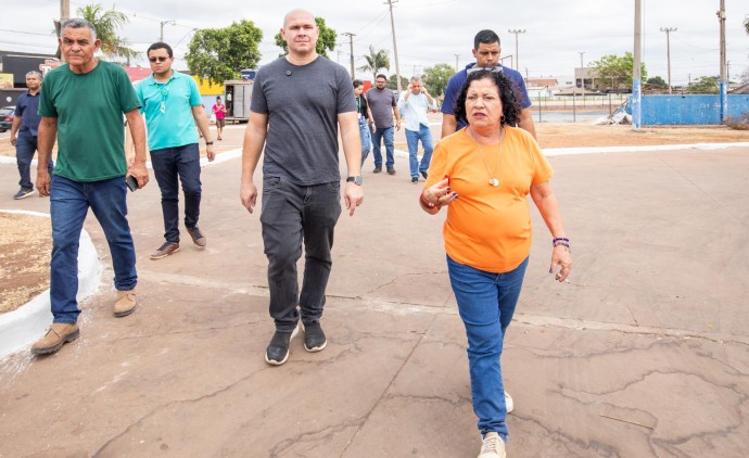 Prefeito, secretário e vereadora visitam obras da Praça do Pedra 90