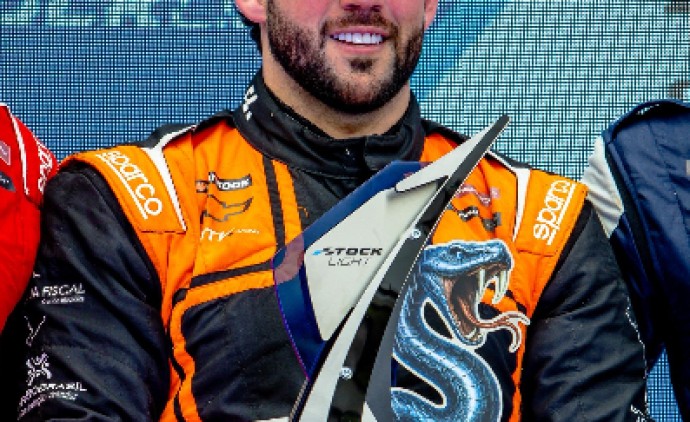 Ernani Kuhn conquista cinco troféus e ganha força na Stock Light