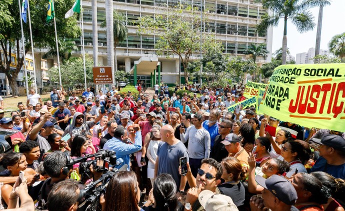 Prefeito se reúne com manifestantes do Contorno Leste e detalha assistência às famílias