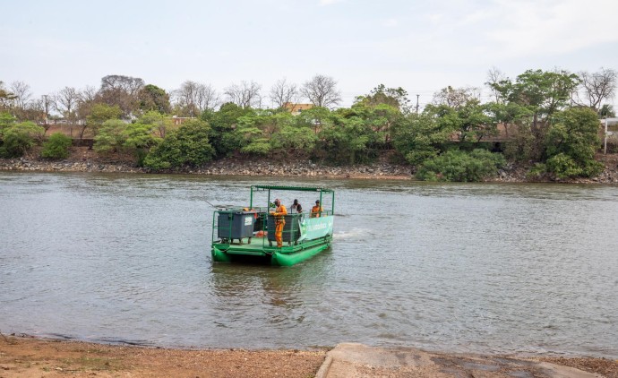 Prefeitura retira 20 toneladas de lixo do Rio Cuiabá mensalmente