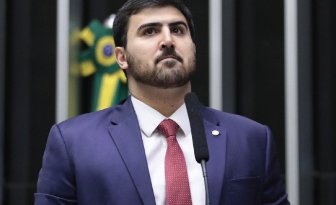Emanuelzinho vota contra a PEC da Blindagem em Brasília