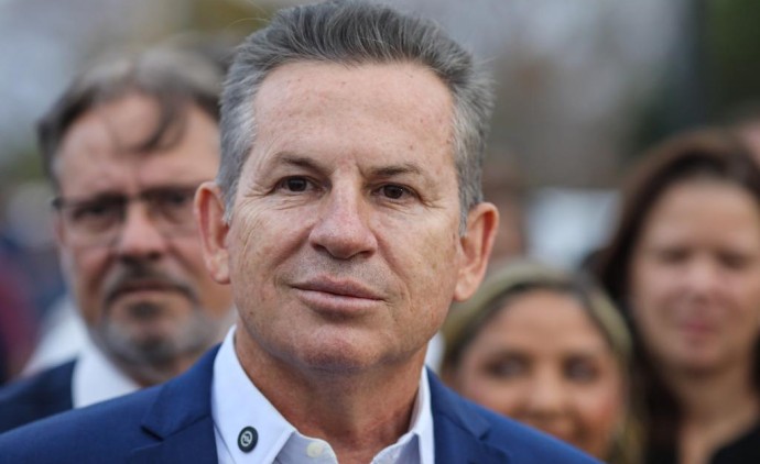 Mauro Mendes recebe comenda por avanços na alfabetização em MT