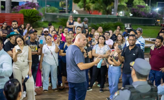 Em reunião na praça, Abilio reforça diálogo e busca consenso com servidores