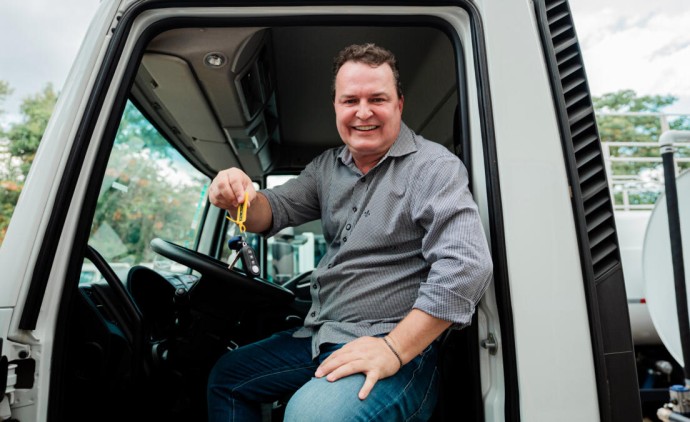 Com indicação do deputado Max, 6 municípios recebem veículos para agricultura familiar