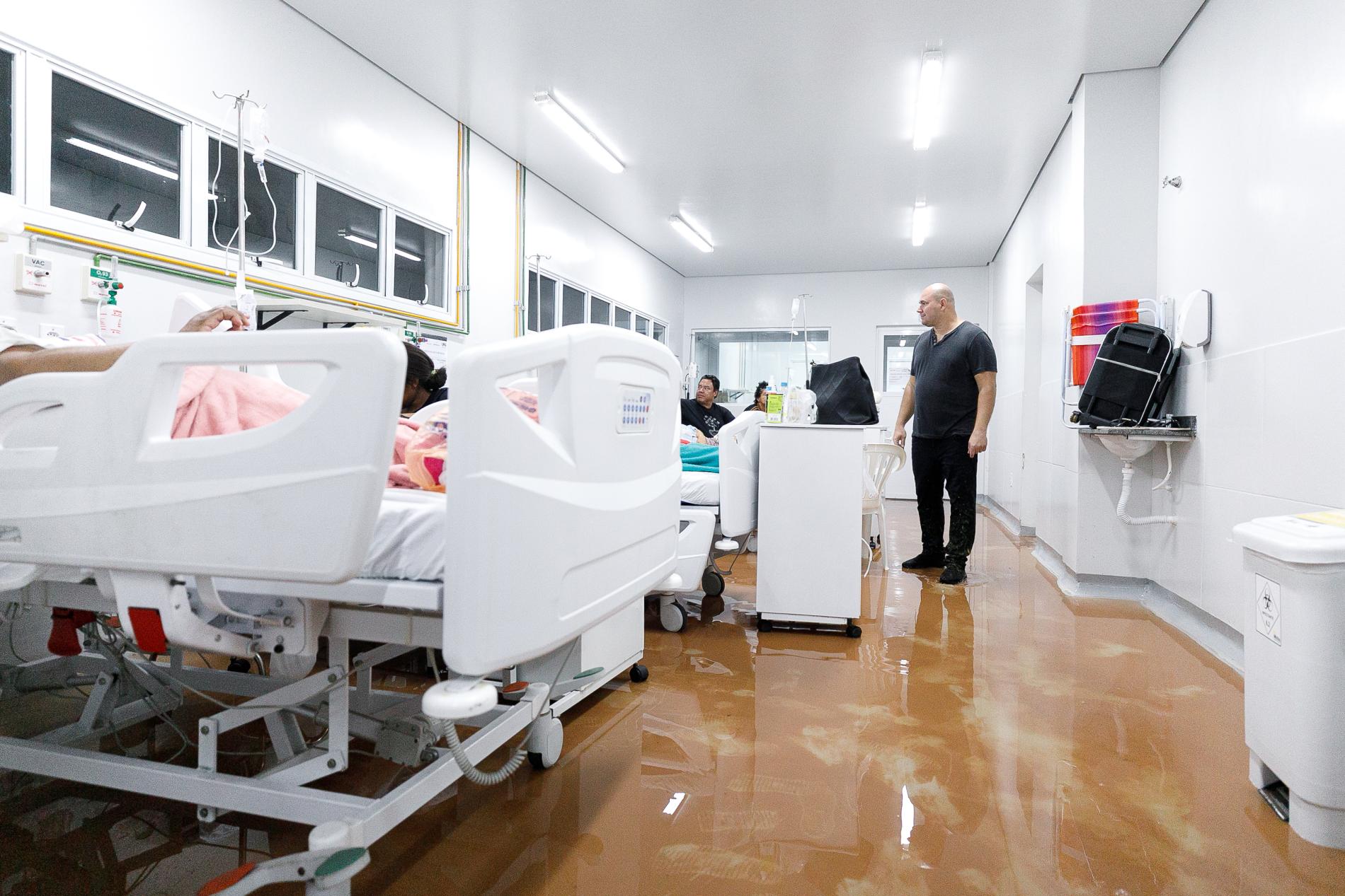 Prefeito e secretários monitoram estragos e traçam ações durante temporal em Cuiabá