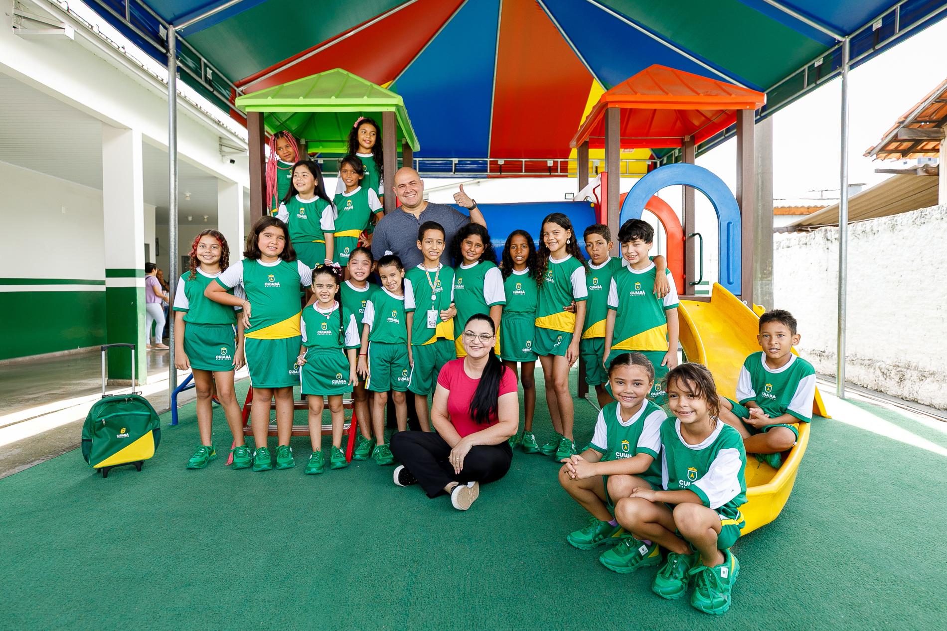 Prefeito e primeira-dama entregam primeiros uniformes para estudantes da rede municipal