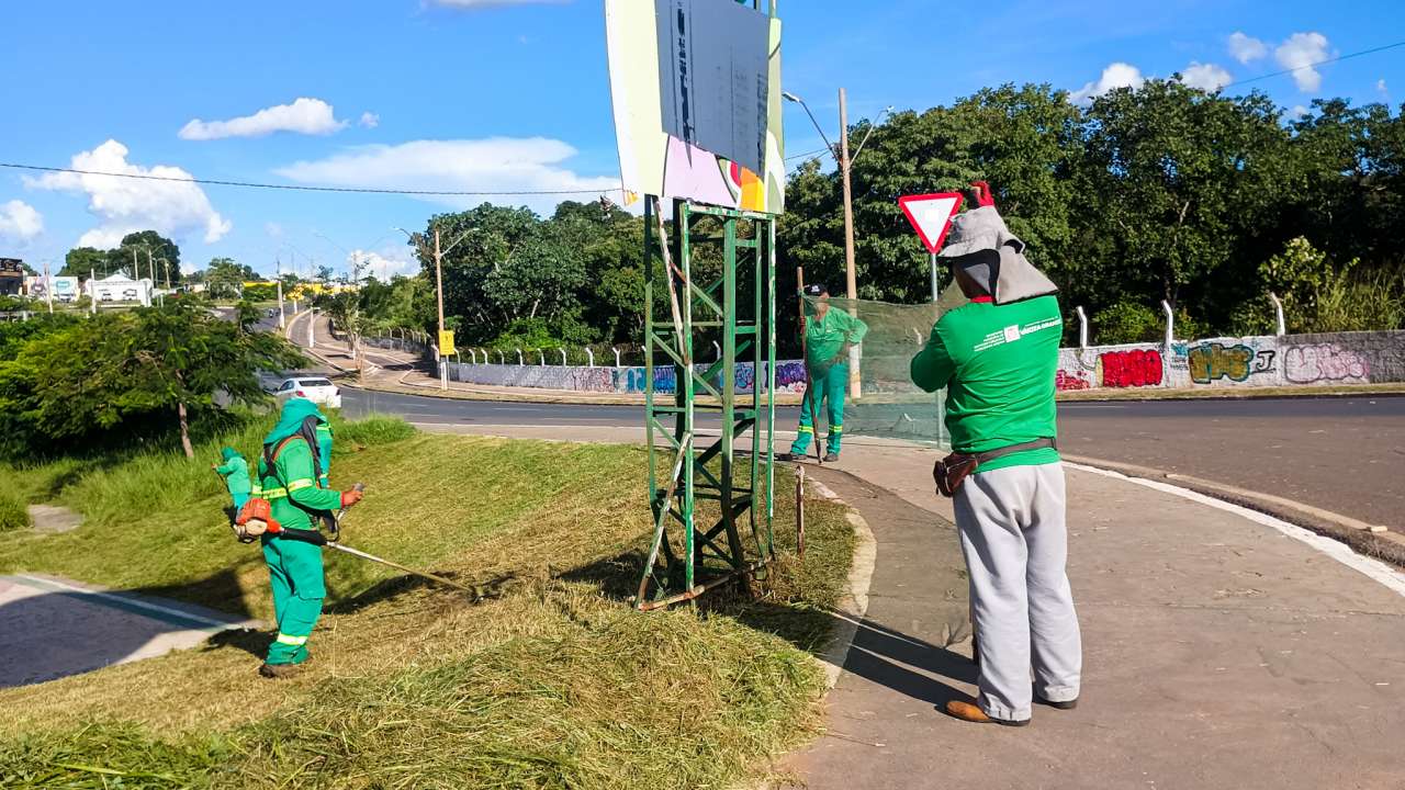 Avenida Prefeito Murilo Domingos e ciclovia recebem serviços de zeladoria