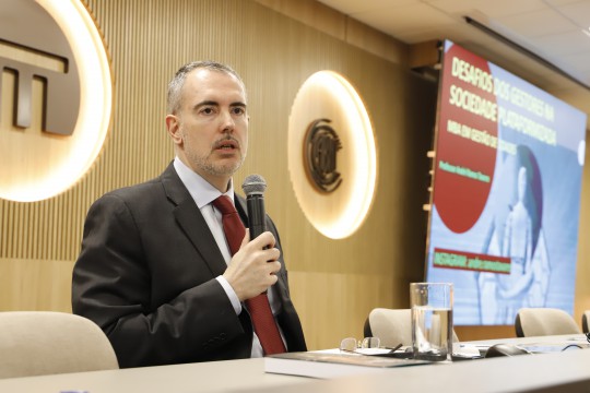Ministro do TSE aborda desafios da gestão pública na era digital em aula magna do MBA do TCE-MT