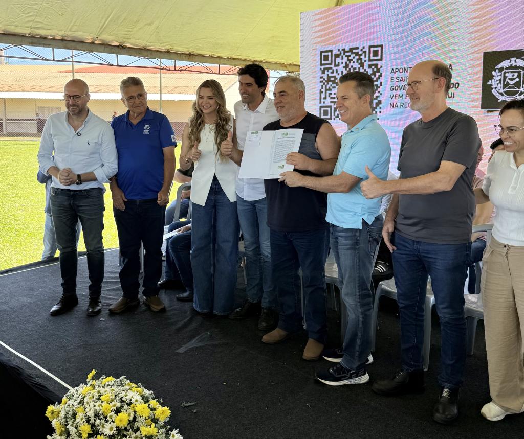 Governo entrega escrituras definitivas e põe fim à espera de mais de 40 anos de moradores de assentamento