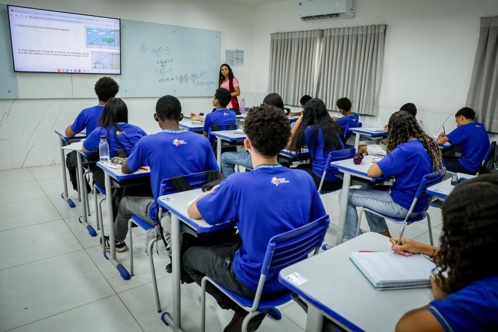 Governo de MT implanta mais 25 escolas cívico militares após consulta com pais e estudantes
