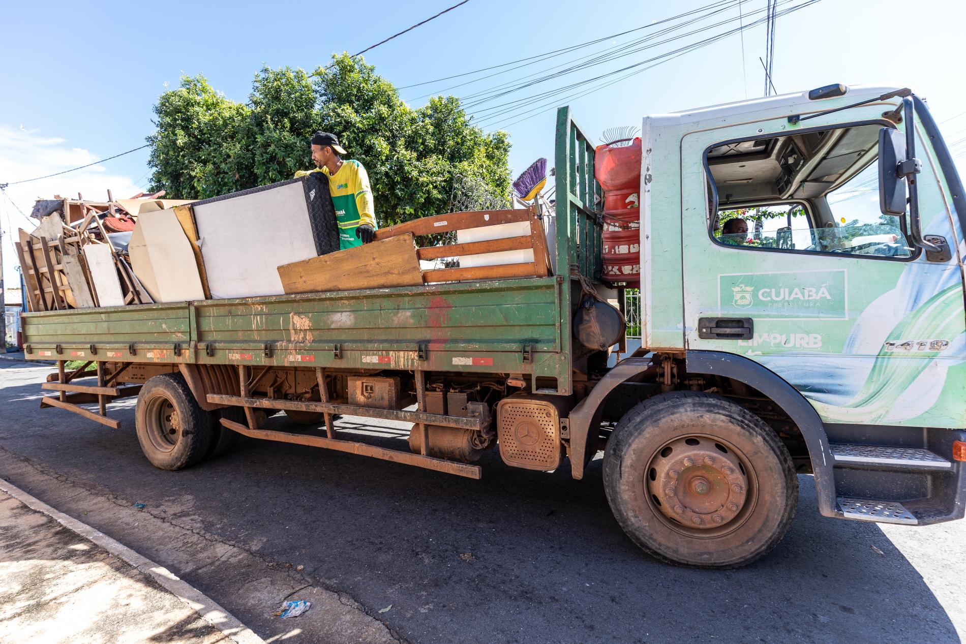 Prefeitura percorre 15 bairros com operação Cata-treco esta semana
