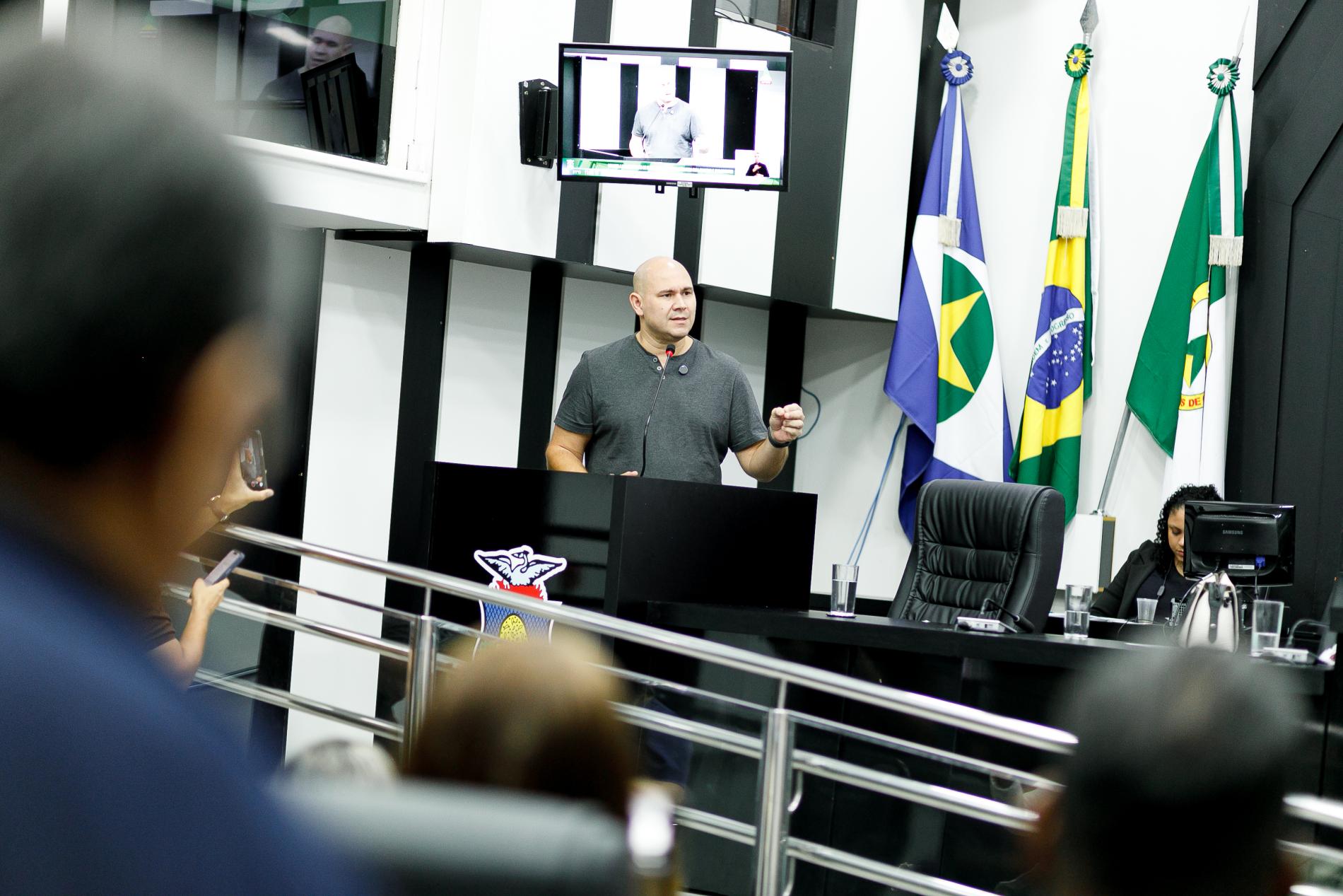 Prefeito debate acolhimento de crianças vítimas de violência na Câmara