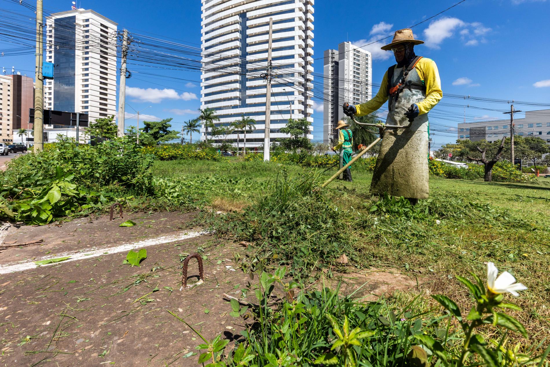 Limpurb faz megaoperação de limpeza em 15km da Miguel Sutil nesta sexta-feira