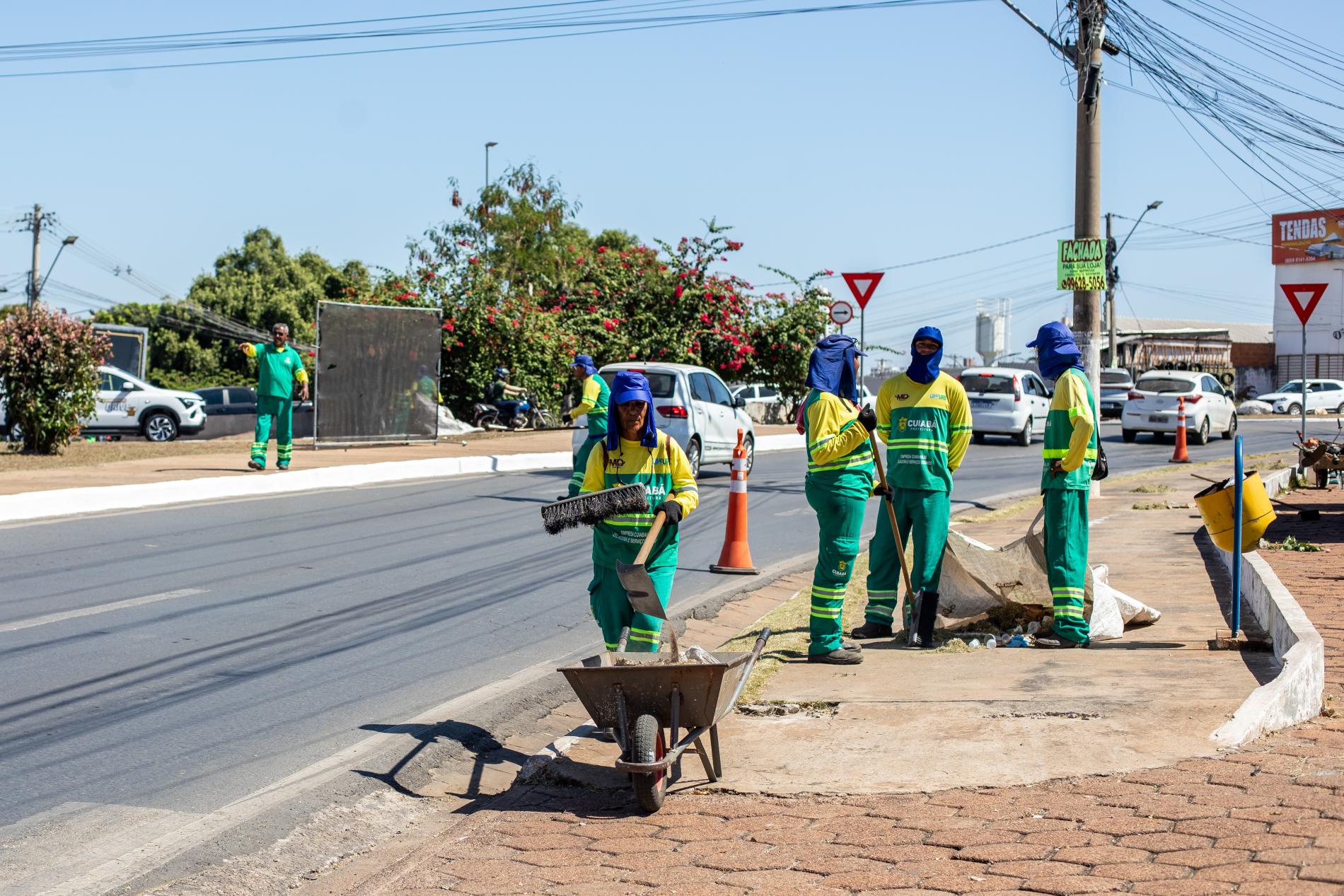 Mais de 40 toneladas de lixo são retirados da Miguel Sutil em operação da Limpurb