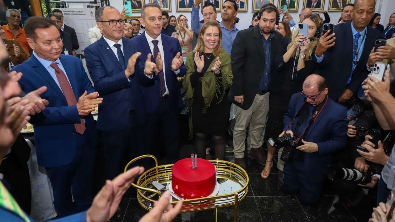 Prefeita e vice-prefeito de Várzea Grande participam de sessão solene na ALMT