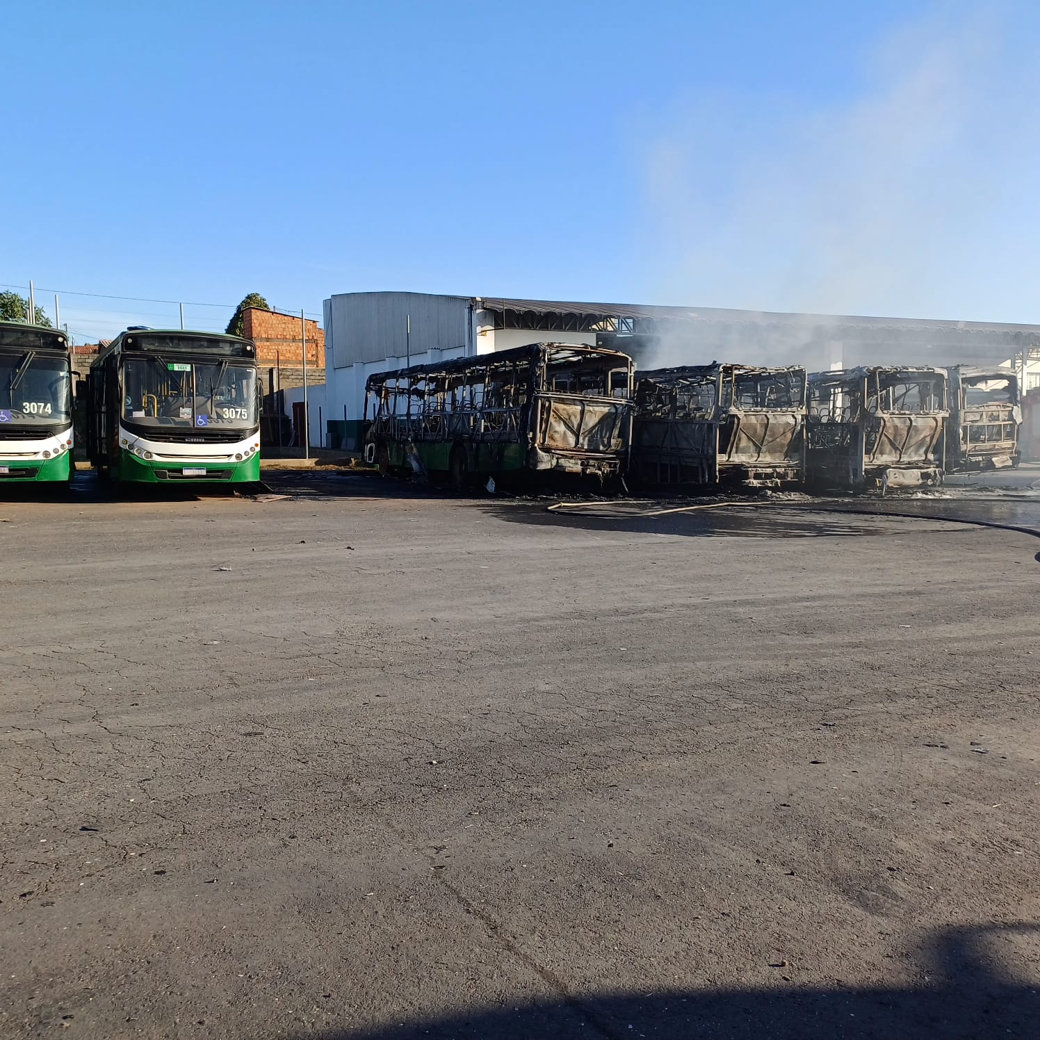 População não será afetada após incêndio atingir seis ônibus da Caribus em Cuiabá