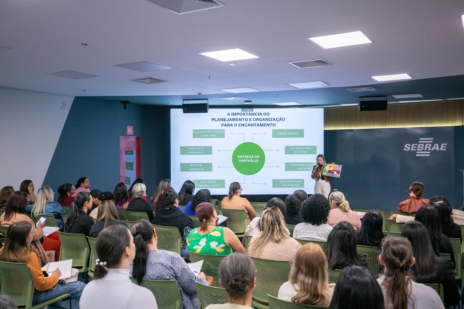 Coordenadores de escolas de Cuiabá são capacitados em documentação pedagógica