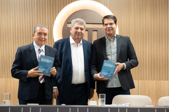 Livro lançado no TCE-MT é entregue na XXIII Semana Jurídica do TCE-SP