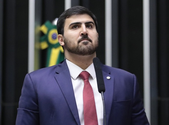 Emanuelzinho vota contra a PEC da Blindagem em Brasília