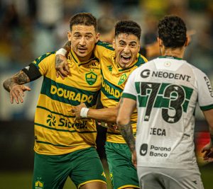 Cuiabá vence o Coritiba na Arena Pantanal e mantém sonho do acesso