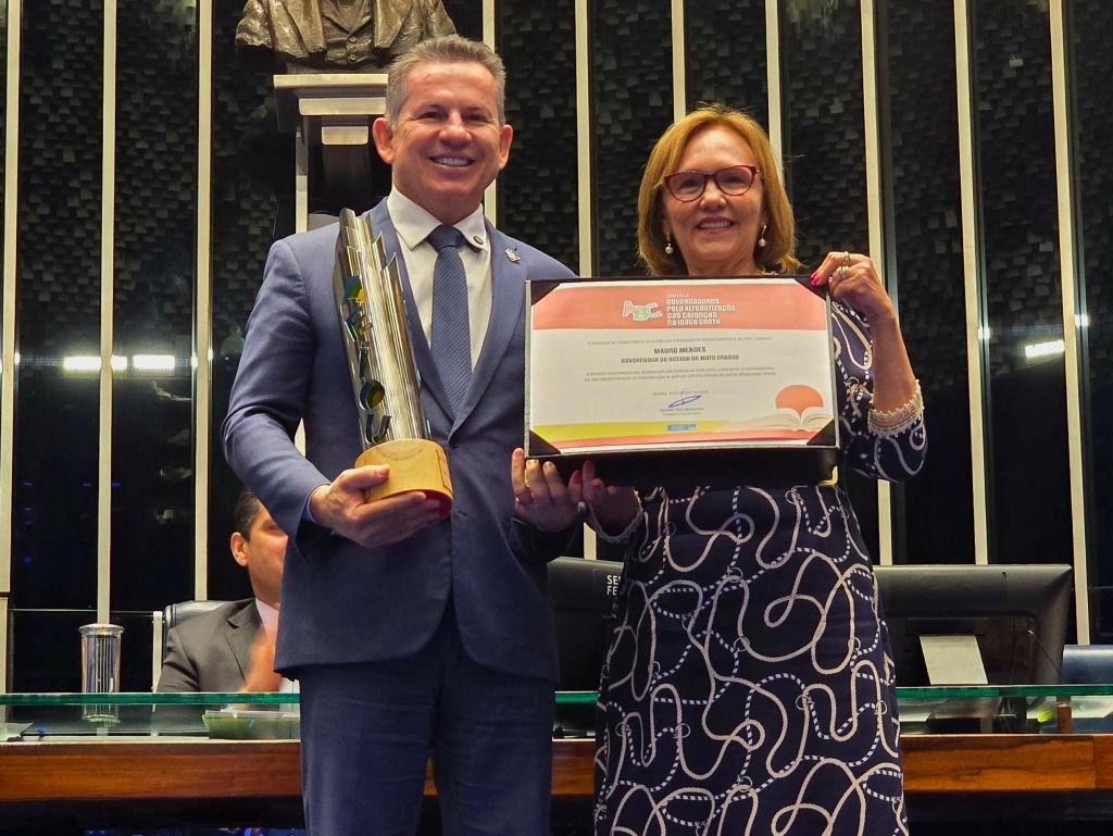 Governador recebe Comenda do Senado por avanço na alfabetização infantil em MT
