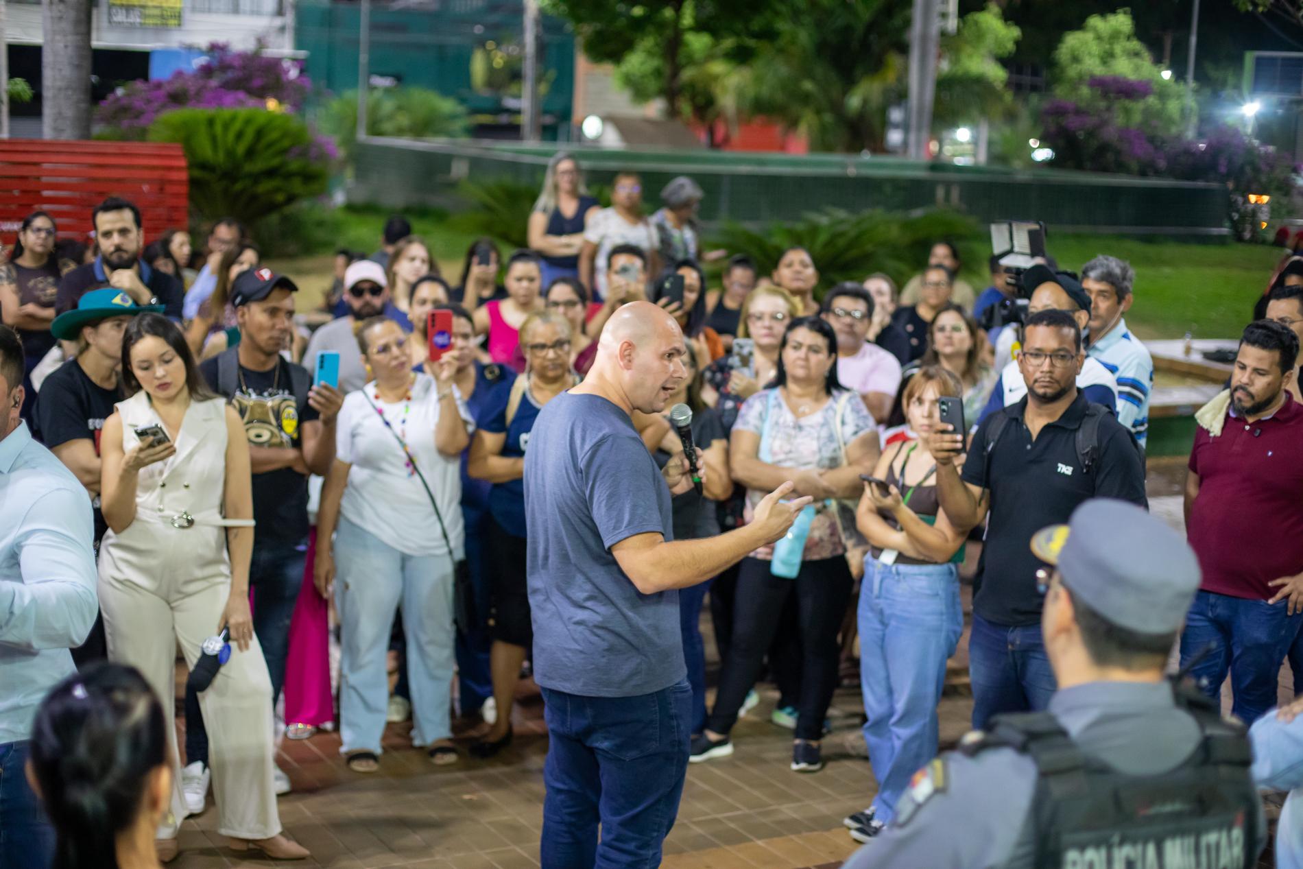Em reunião na praça, Abilio reforça diálogo e busca consenso com servidores
