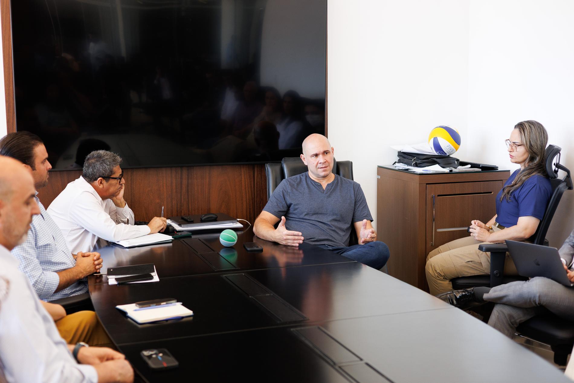 Prefeito de Cuiabá reúne secretariado antes de missão internacional